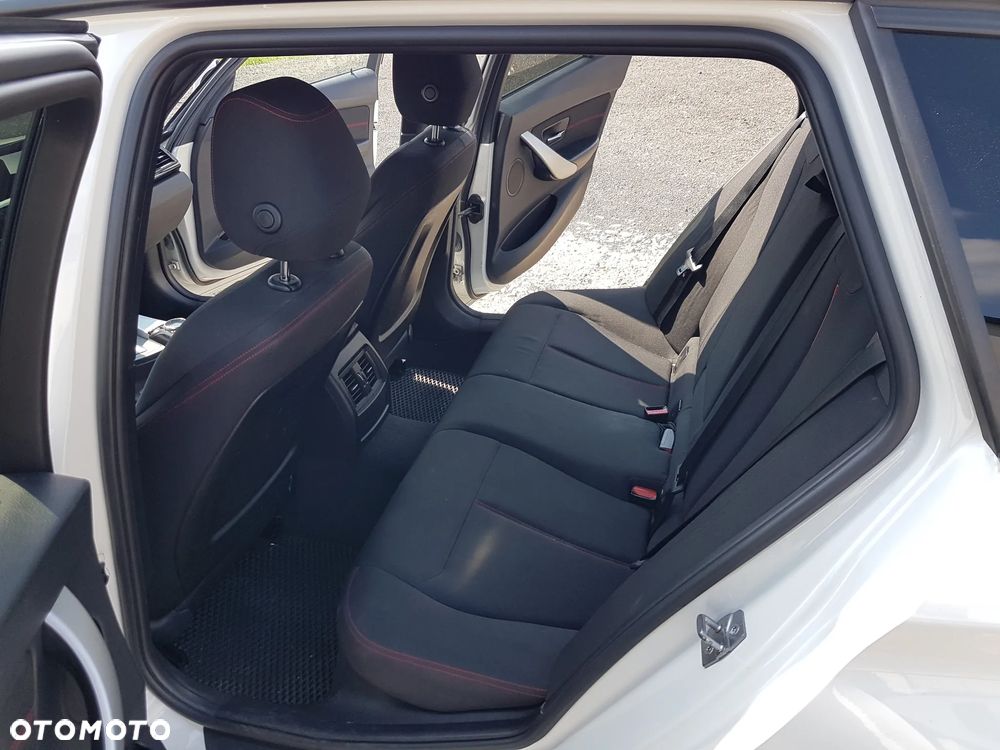 BMW Seria 3 330d Touring xDrive Sport-Aut Sport Line - 17