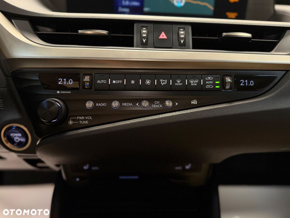 Lexus ES 300h Business Edition - 17
