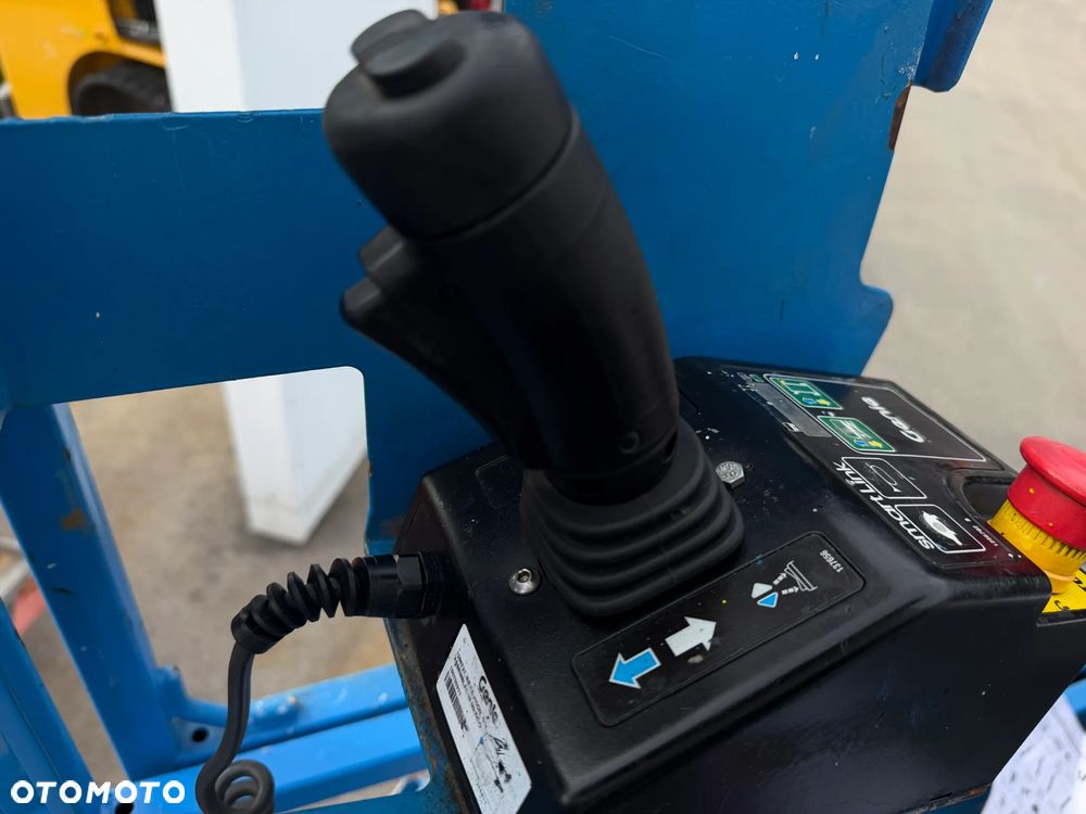 Genie GS-4047. Zwyżka Platforma Nożycowa 14 metrów wysokość robocza. Podnośnik przywieziony z Norwegii praktycznie zerowe zużycie. Pracował w urzędzie komunalnym 1 raz w roku okres świąteczny! Udzwig 380 kg. Rozsuwany Balkon. Sterowanie góra dół. Akumlatory w świetnej kondycji z 2024 roku. Wielka Okazja! - 34