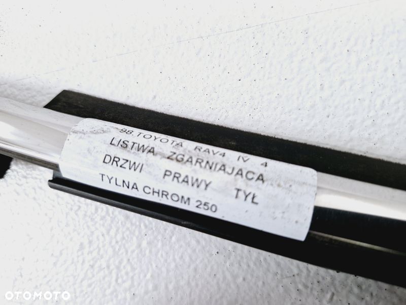 toyota rav4 iv 4 listwa zgarniająca drzwi prawy tył prawa tylna chrom - 2