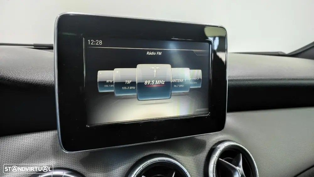 Mercedes-Benz CLA 200 d Shooting Brake AMG Line - 33