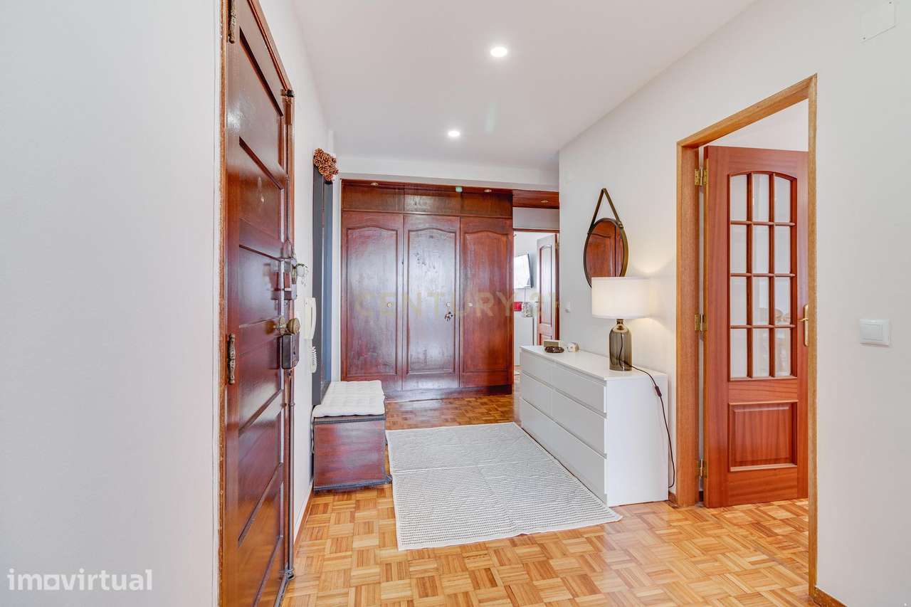 Apartamento T3 convertido em T2 com vista Rio em Almada - Grande imagem: 3/26
