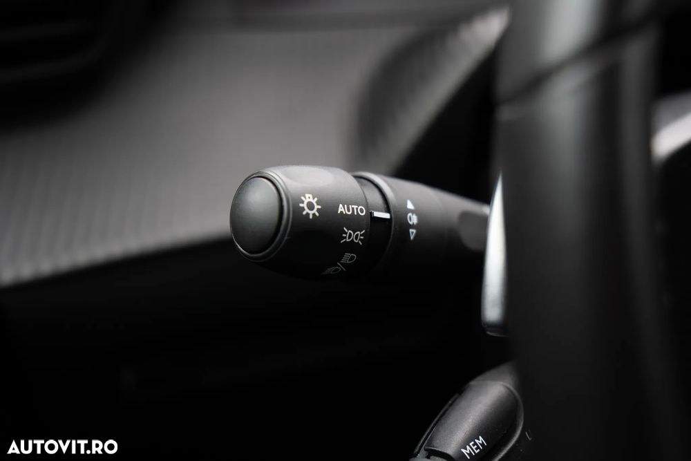 Peugeot 2008 1.2 L PureTech STT EAT8 Allure - 21