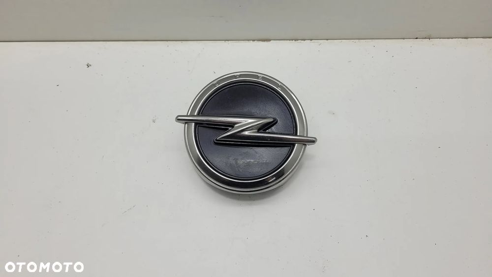 KLAMKA KLAPY EMBLEMAT LOGO OPEL CORSA F 39185224 - 1