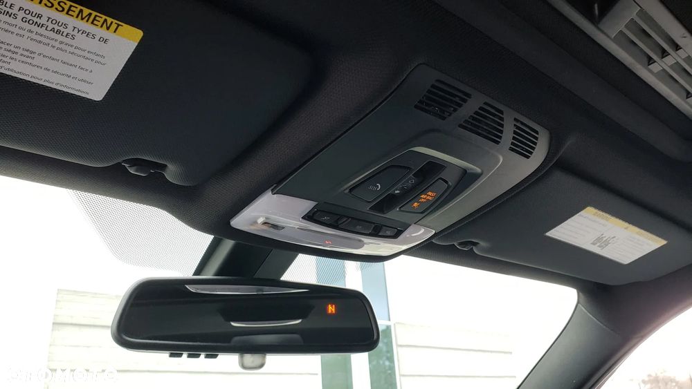 BMW Seria 3 330i Sport Line - 26