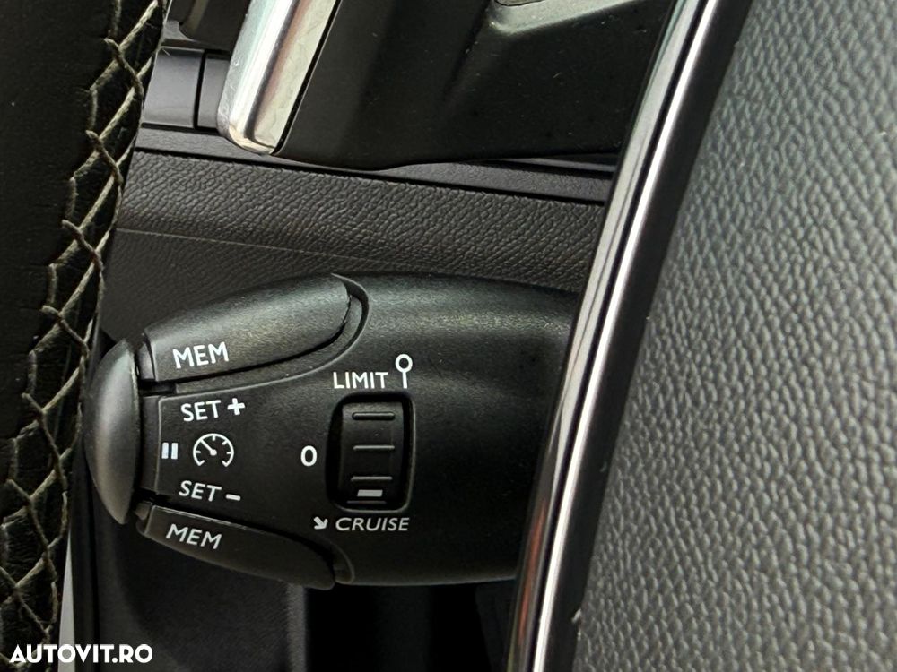 Peugeot 3008 BlueHDi 130 Stop & Start EAT8 Allure Business-Paket - 32