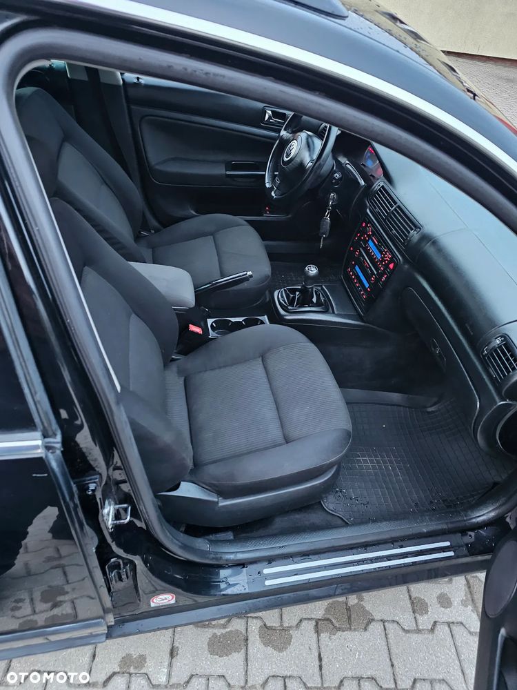 Volkswagen Passat 1.9 TDI Comfortline Family - 24
