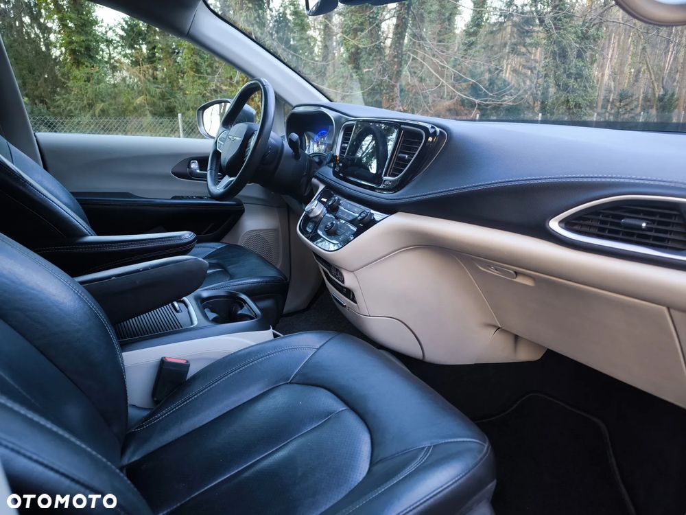 Chrysler Pacifica - 11