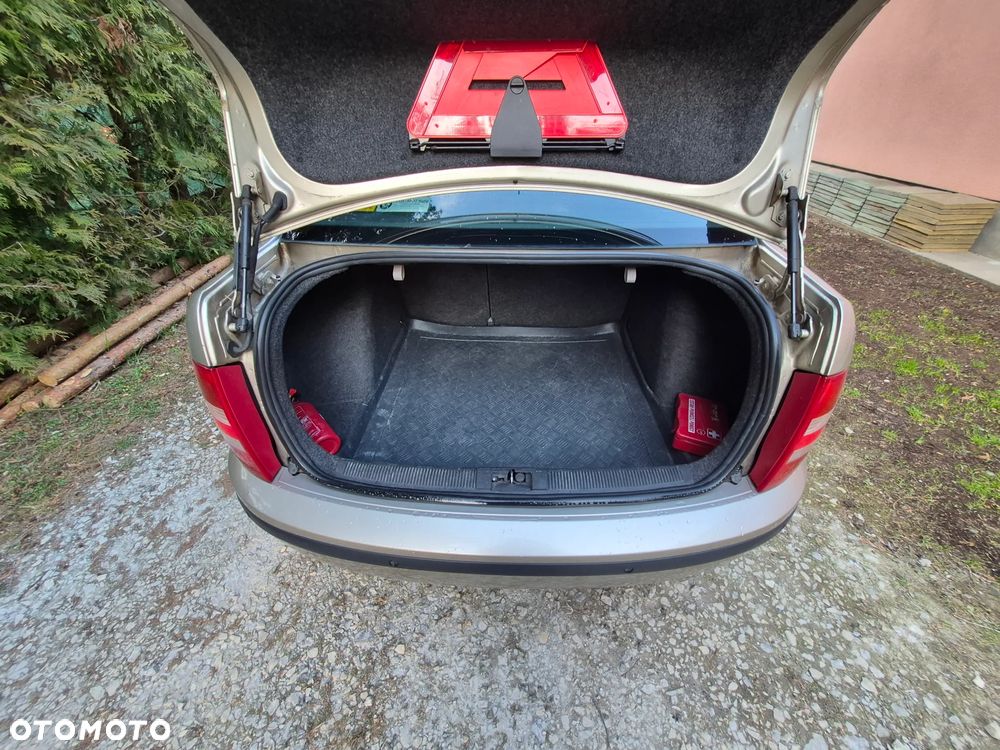 Skoda Fabia 1.4 16V Ambiente - 16