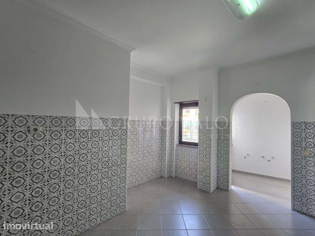Apartamento T2 renovado na Rua Camilo Castelo Branco, 2 em Lourel-S... - Grande imagem: 3/17