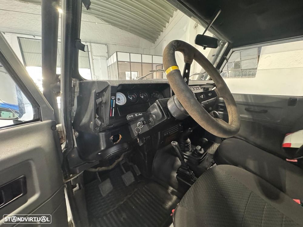 Land Rover Defender 90 2.5 TD5 Metal Top - 17
