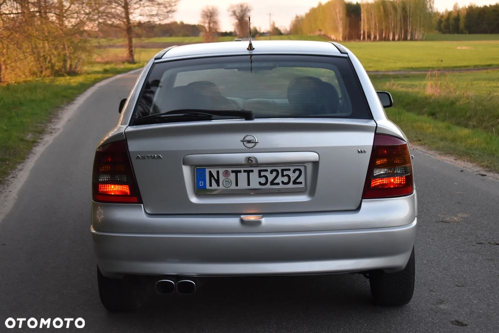 Opel Astra 1.6 NJoy - 11