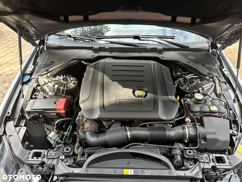 Jaguar XE D180 R-Dynamic S - 33