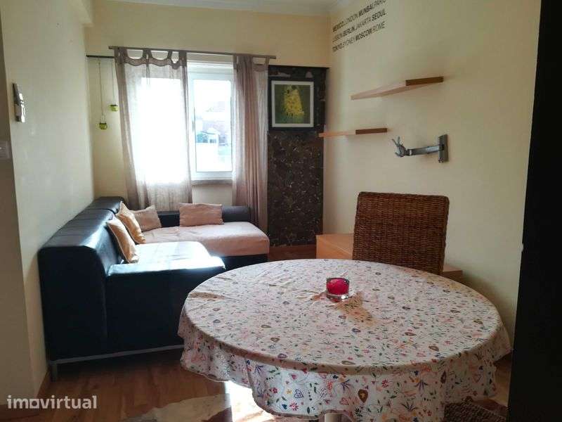 Apartamento T2 Praça  Campo Pequeno c/Elevador Mobilado e Equipado. - Grande imagem: 2/12