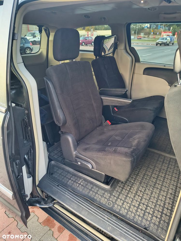 Chrysler Town & Country - 7