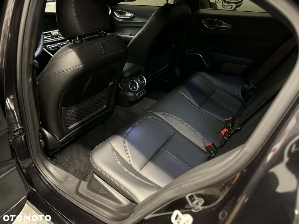 Alfa Romeo Giulia 2.0 Turbo 16V AT8-Q4 Ti - 11