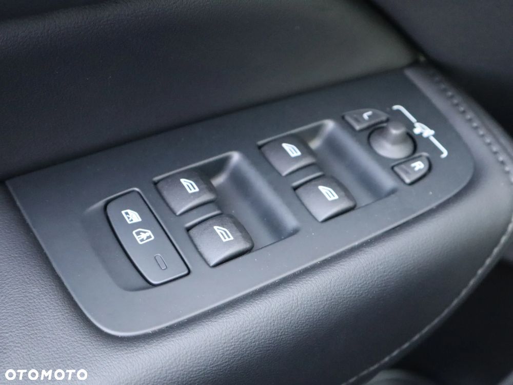 Volvo XC 60 T8 Plug-In Hybrid AWD Ultimate Dark - 24