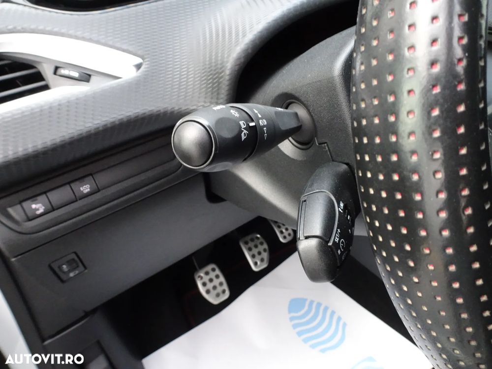 Peugeot 2008 1.2 L PureTech STT GT Line - 23