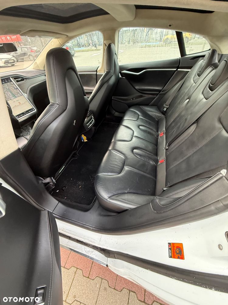 Tesla Model S - 12