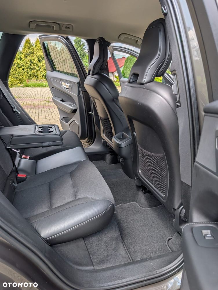 Volvo XC 60 D4 AWD Momentum - 27