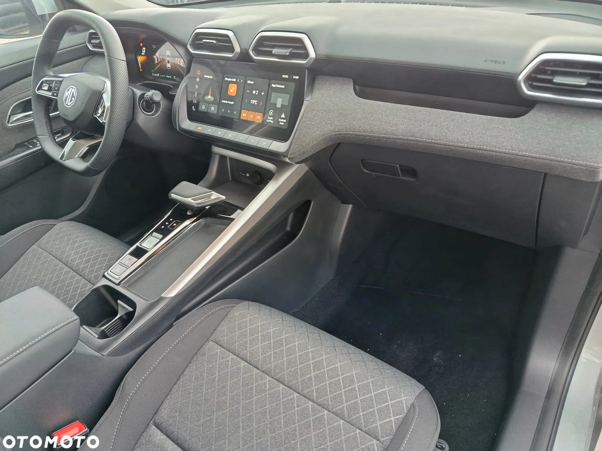 MG ZS Hybrid+ - 11