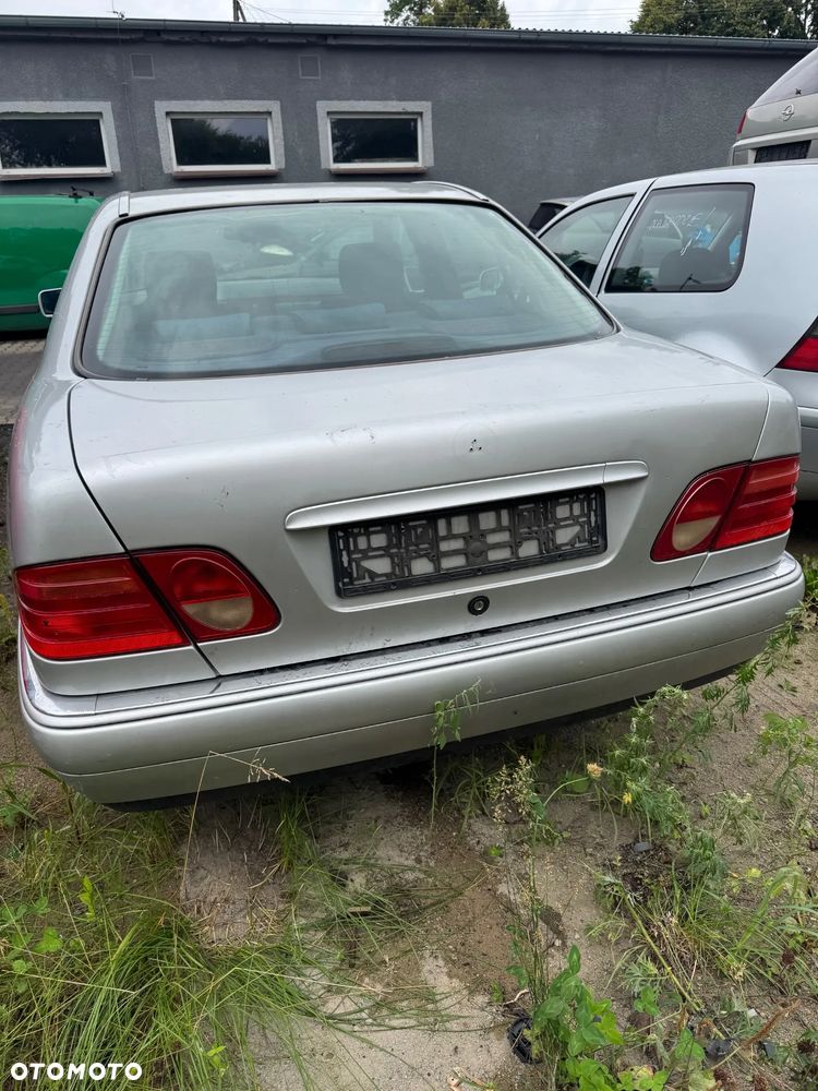 Mercedes-Benz E 210 na części - 6
