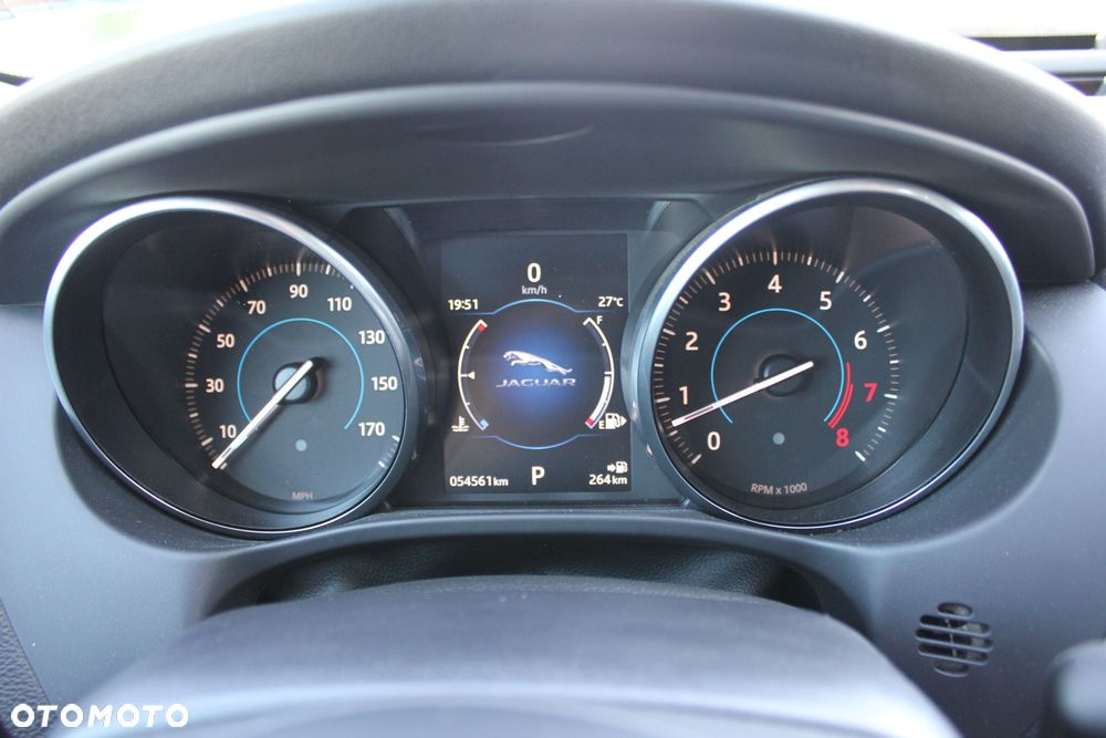 Jaguar XE S - 36