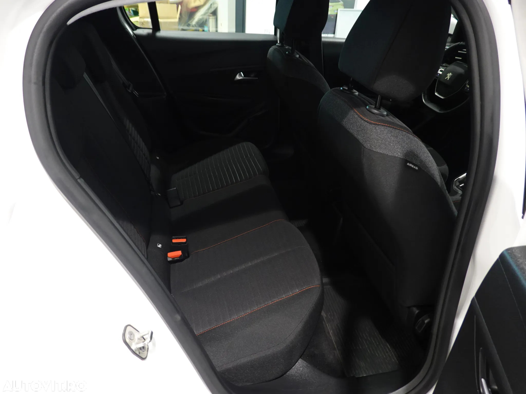Peugeot 208 - 30