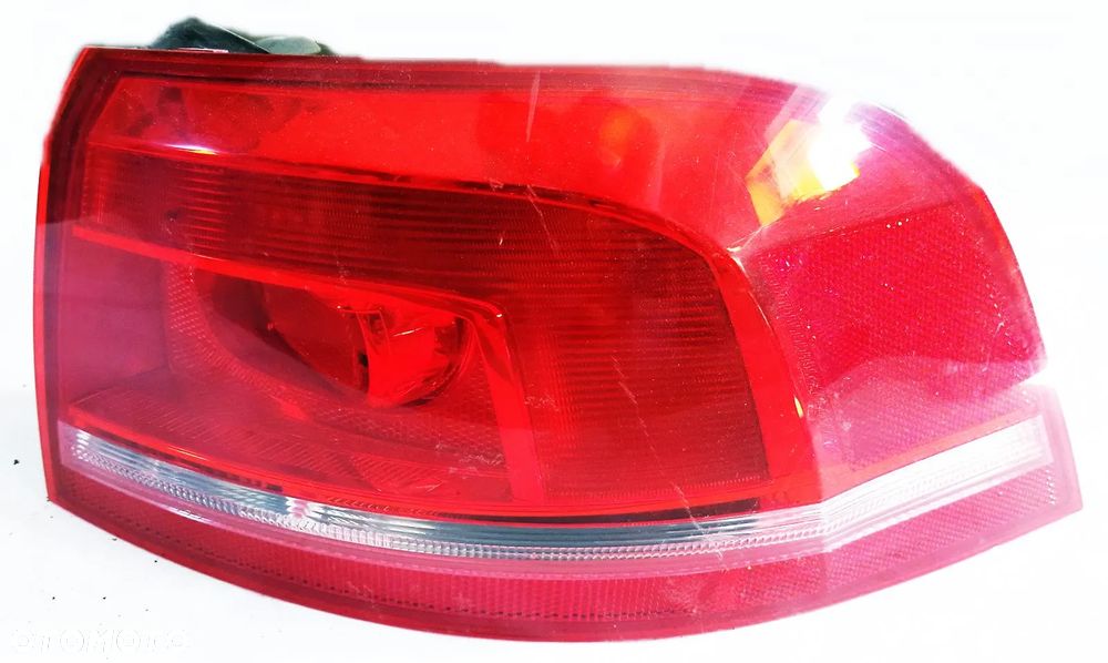 VW PASSAT B7 LAMPA W KLAPĘ PRAWA TYŁ TYLNA VW PASSAT B7 LAMPA W KLAPĘ PRAWA TYŁ TYLNA 3AF945096E - 1