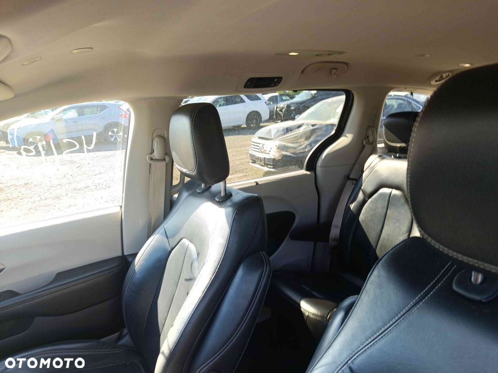 Chrysler Pacifica - 30