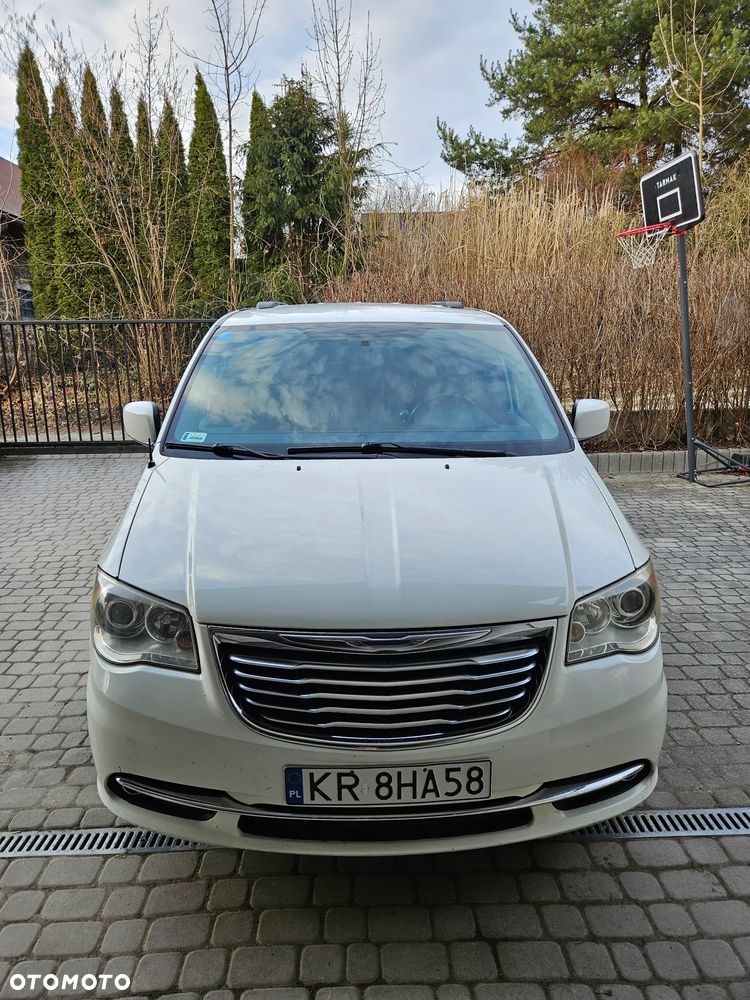 Chrysler Town & Country - 8