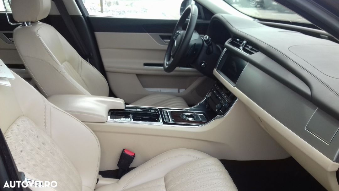 Jaguar XF 20d AWD Portfolio - 8