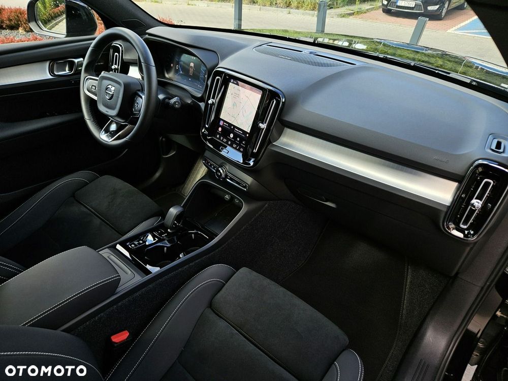 Volvo XC 40 B3 B DKG Ultra Black Edition - 11