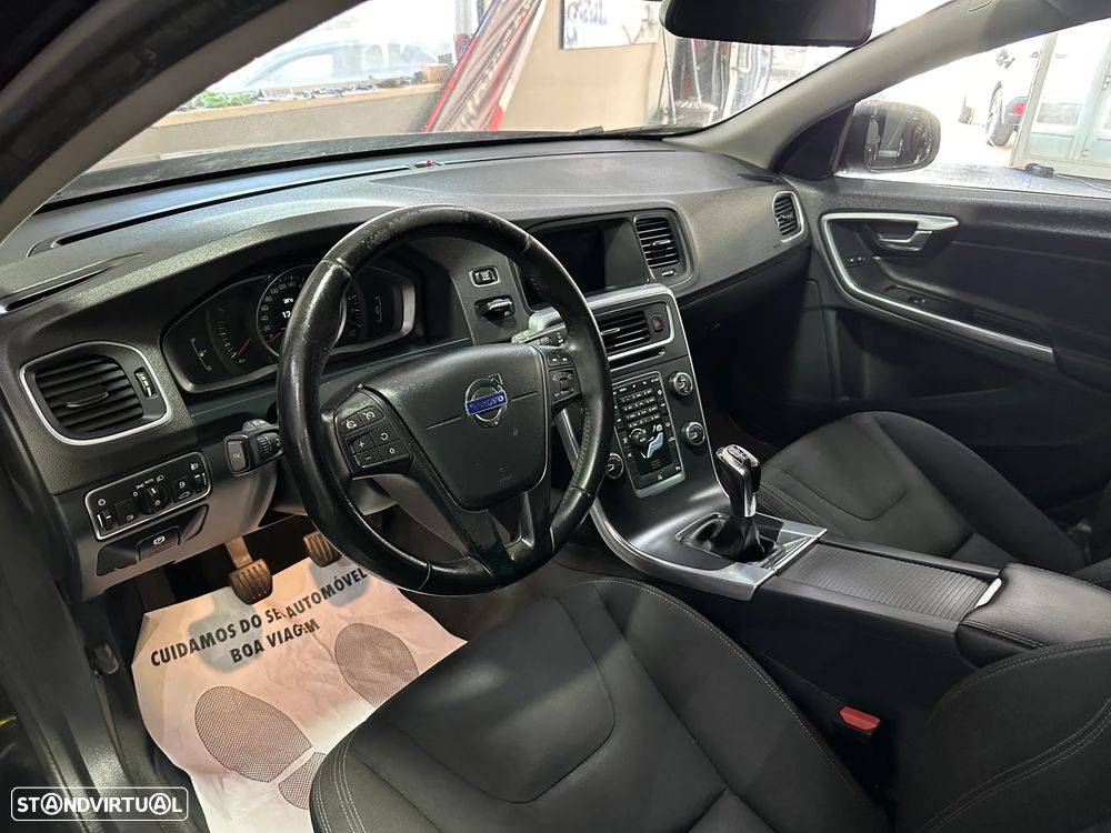 Volvo V60 2.0 D2 Momentum Drive - 30