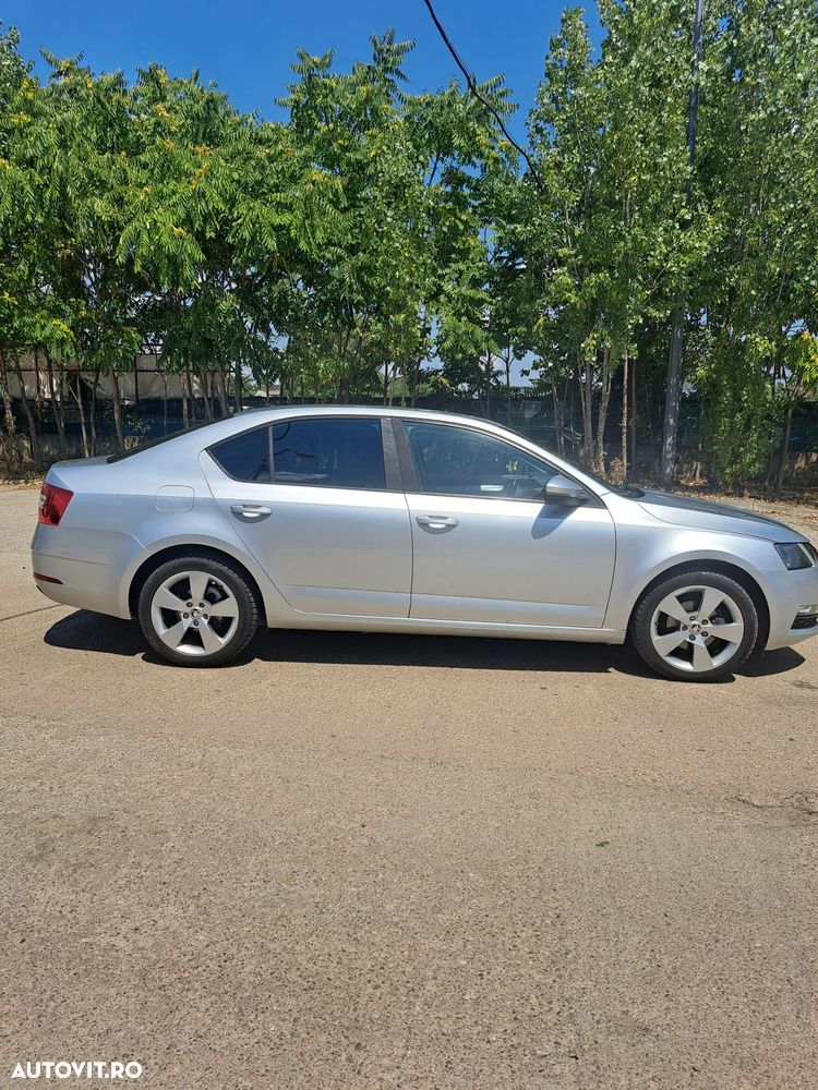 Skoda Octavia Combi Diesel 1.6 TDI Style - 2