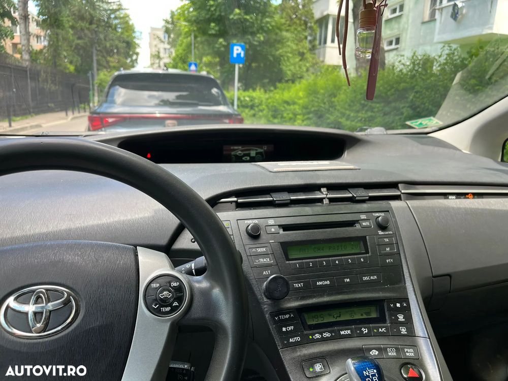 Toyota Prius (Hybrid) Sol - 11