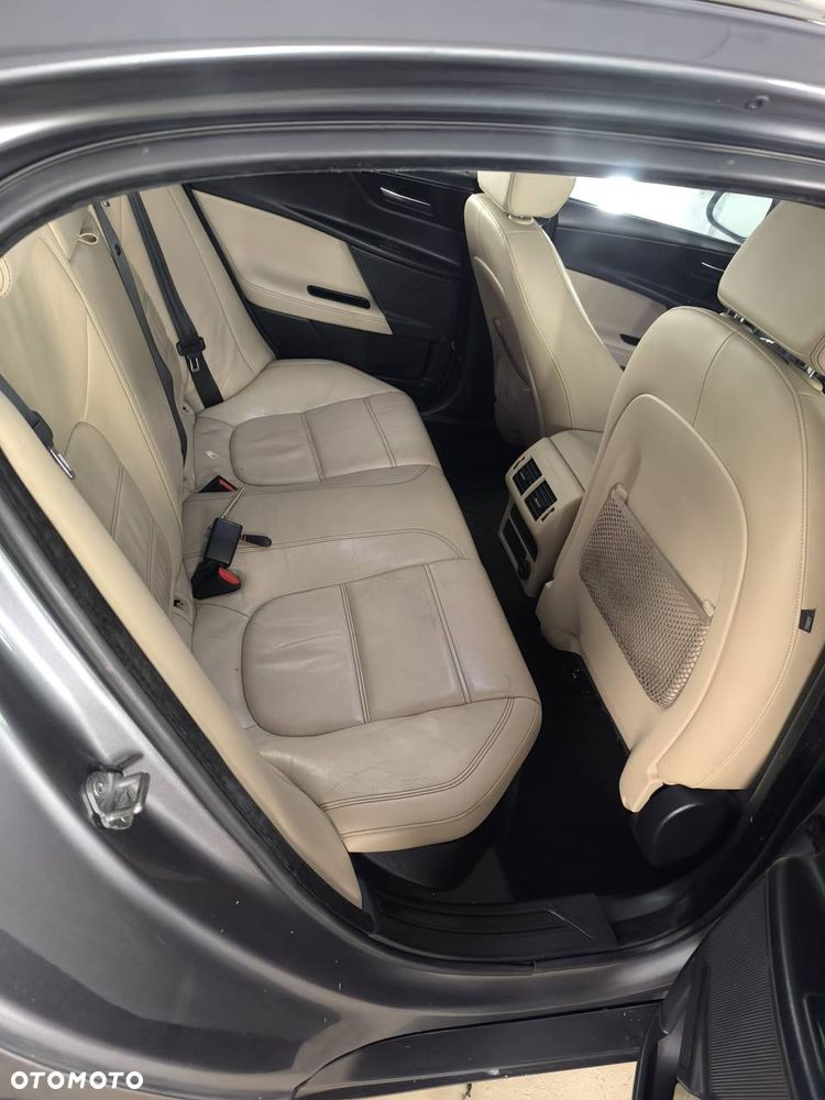 Jaguar XE - 4