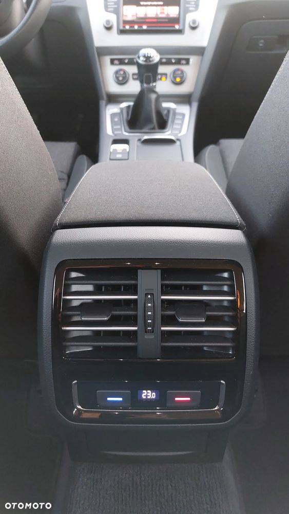 Volkswagen Passat - 33