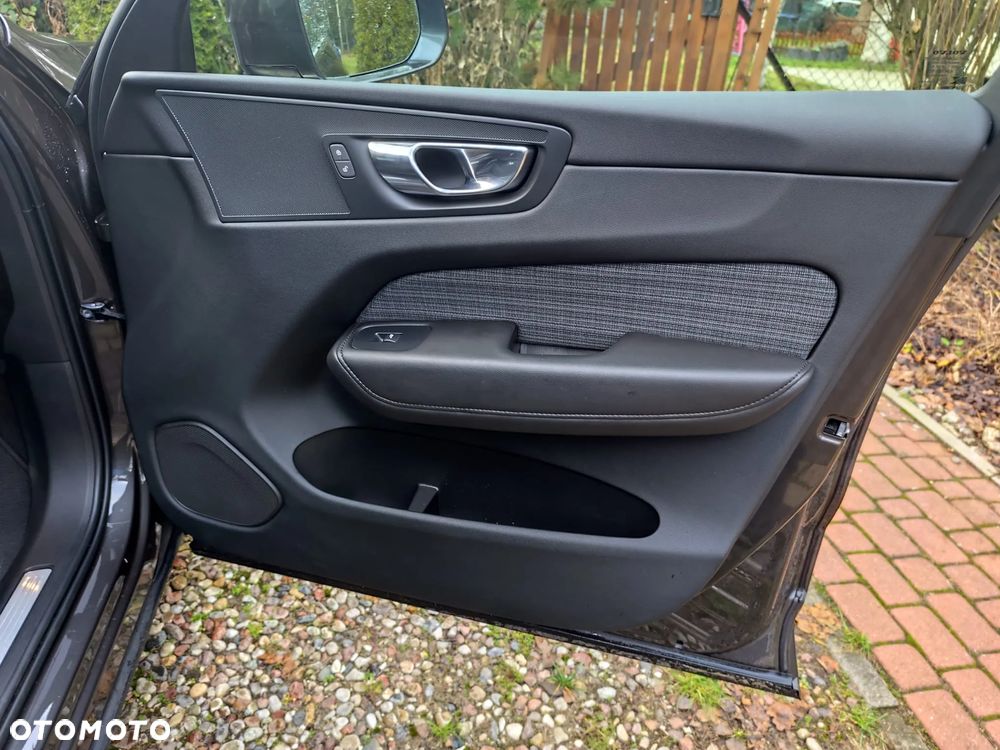 Volvo XC 60 B5 D AWD Geartronic Momentum - 36