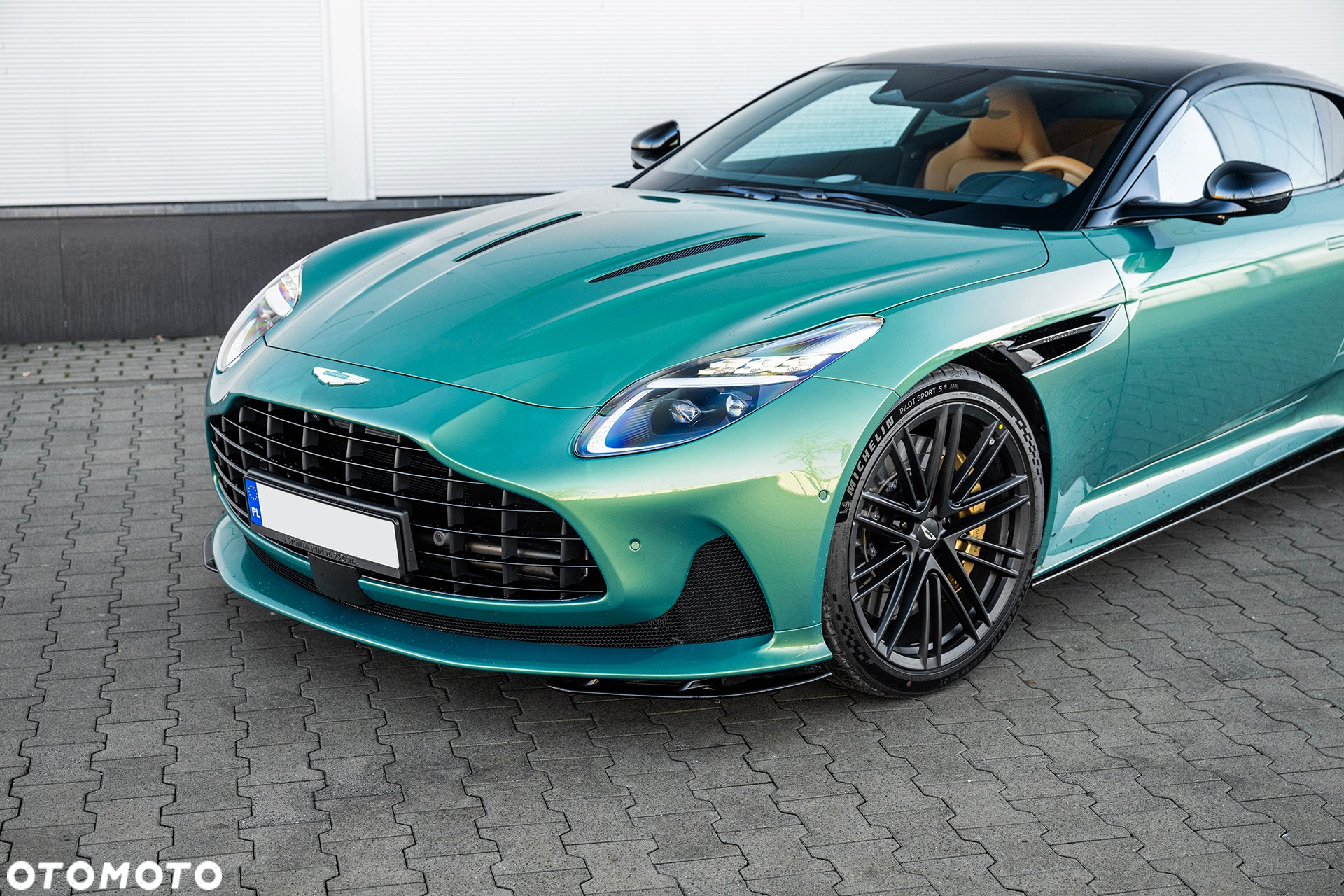 Aston Martin DB12 - 8
