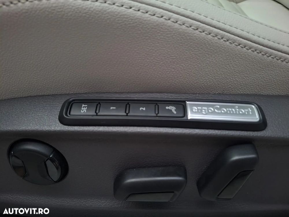 Volkswagen Passat Variant 2.0 TDI SCR DSG 4Motion Business - 24