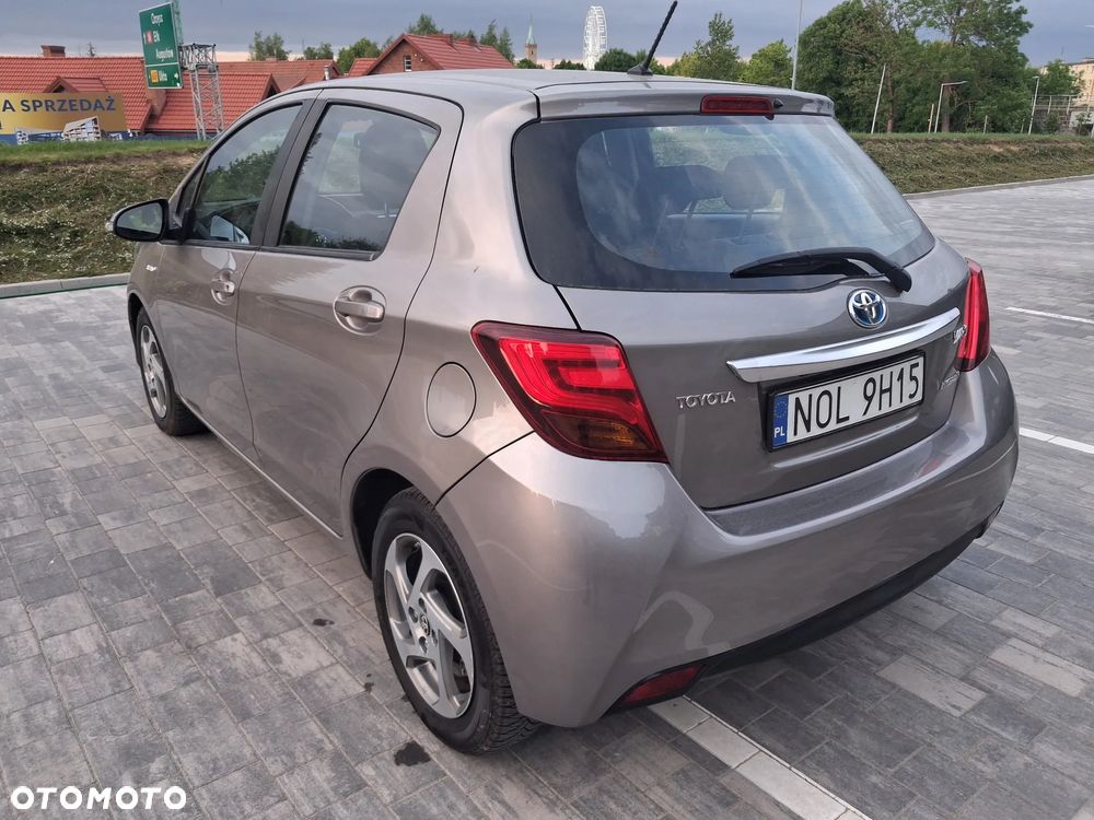 Toyota Yaris Hybrid 100 Dynamic - 8