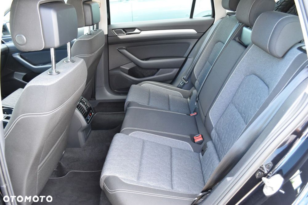 Volkswagen Passat - 32
