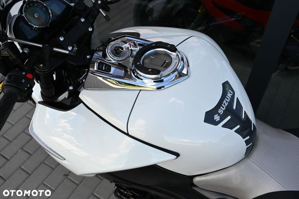 Suzuki GSX-R - 25