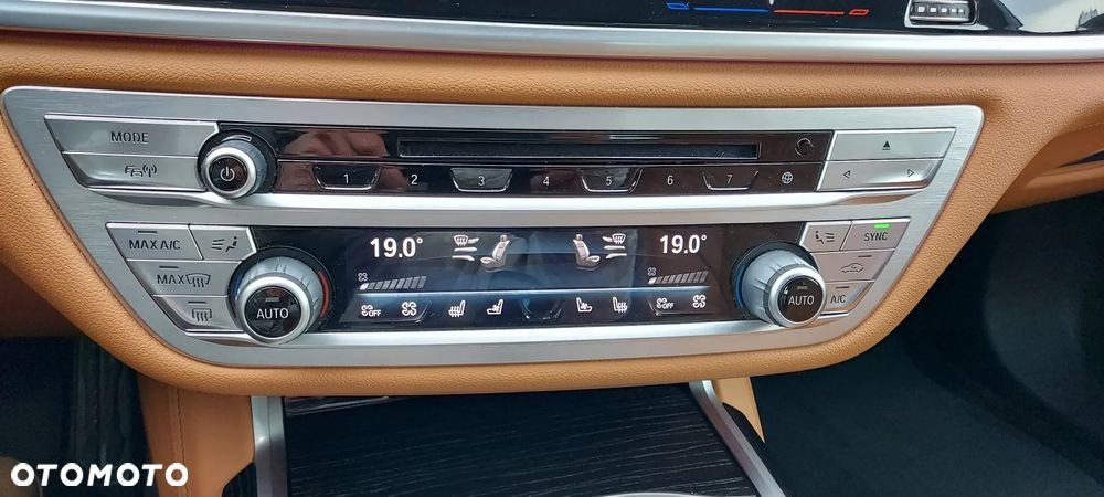BMW Seria 7 740e iPerformance - 11
