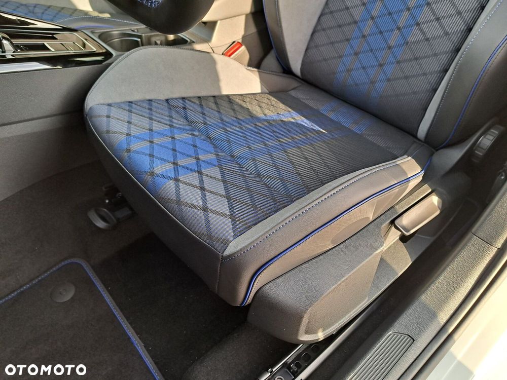 Volkswagen Golf VIII 2.0 TSI 4Motion R - 17