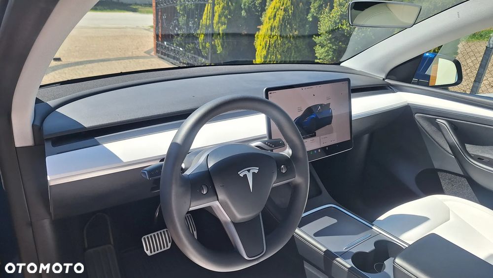 Tesla Model Y - 12