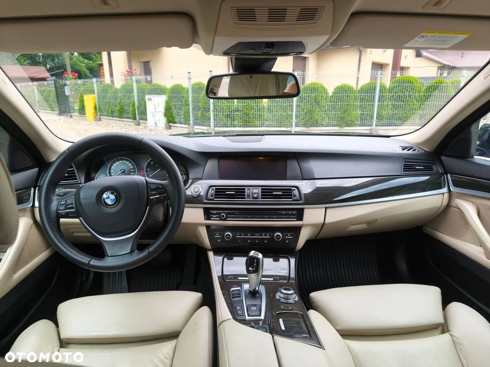BMW Seria 5 525d xDrive - 12
