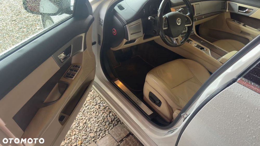 Jaguar XF 2.0 T Premium Luxury - 10