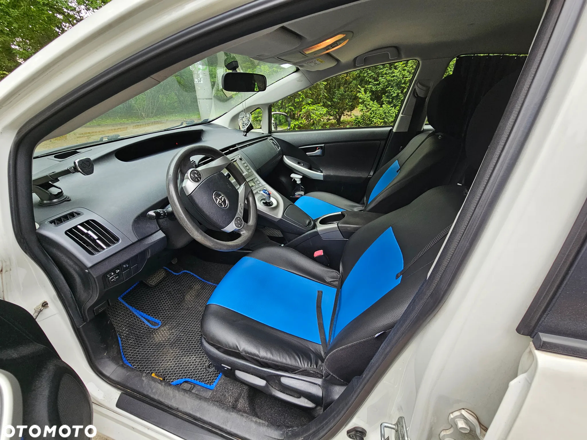 Toyota Prius (Hybrid) - 12